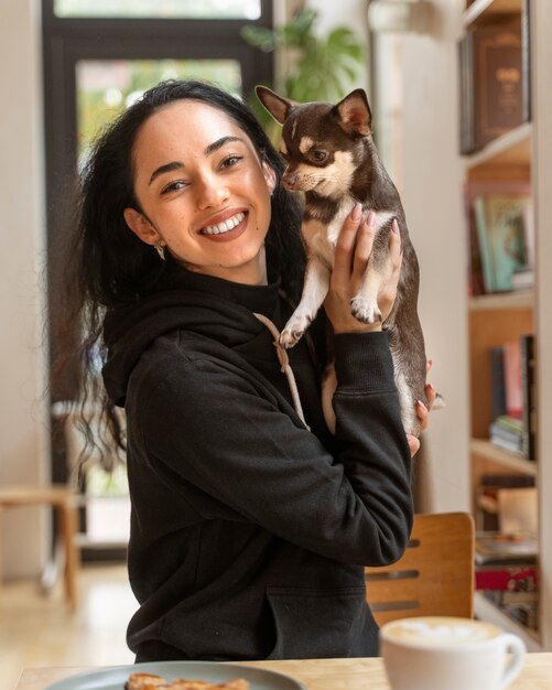 Adorable chien chihuahua avec une femme propriétaire