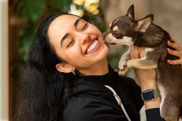 Adorable chien chihuahua avec une femme propriétaire