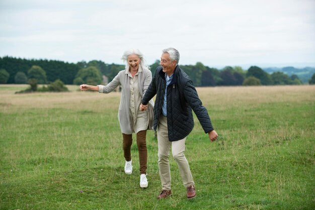 Adorable couple de personnes âgées affectueux en se promenant
