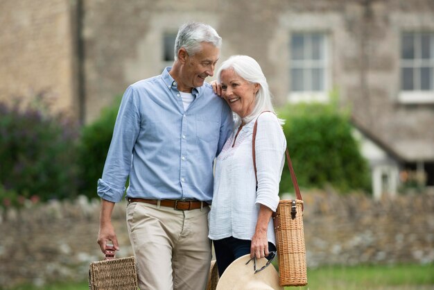 Adorable couple de personnes âgées affectueux en se promenant