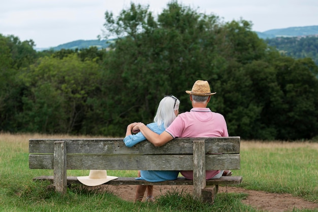 Adorable couple de personnes âgées assis sur un banc