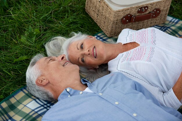 Adorable couple de personnes âgées ayant un pique-nique à l'extérieur