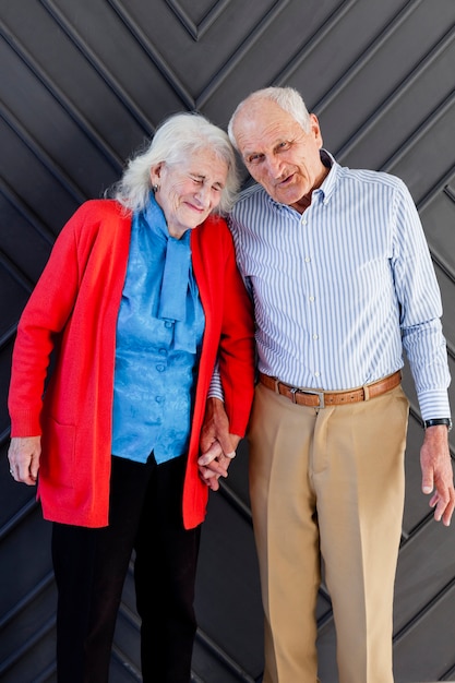 Photo gratuite adorable couple de personnes âgées ensemble amoureux