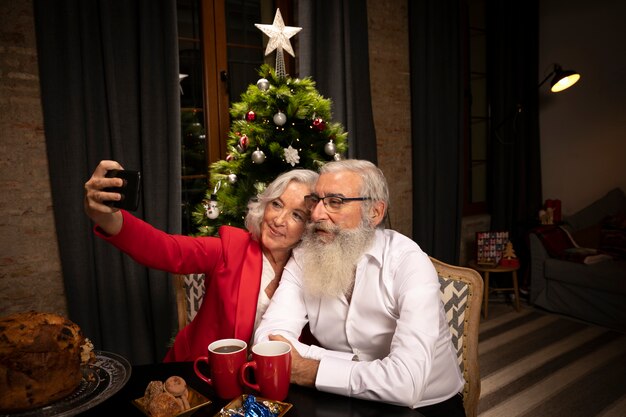 Adorable couple de personnes âgées prenant un selfie