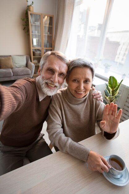 Adorable couple de personnes âgées prenant un selfie