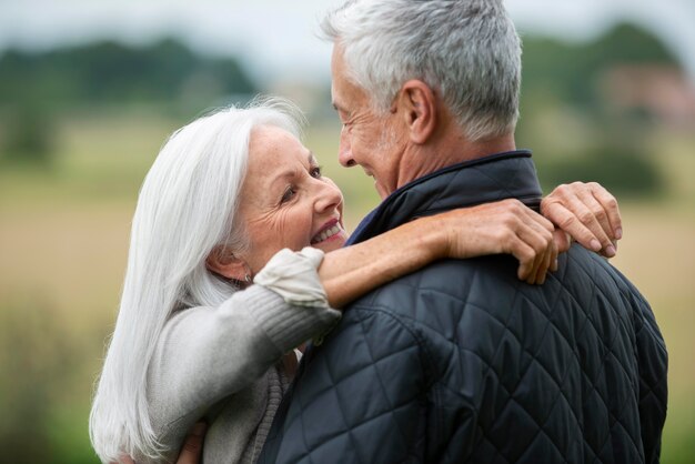 Adorable couple de personnes âgées se regardant d'une manière affectueuse