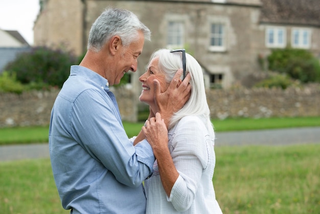 Photo gratuite adorable couple de personnes âgées se regardant d'une manière affectueuse