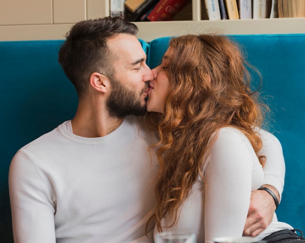 Adorable couple romantique s'embrassant coup moyen