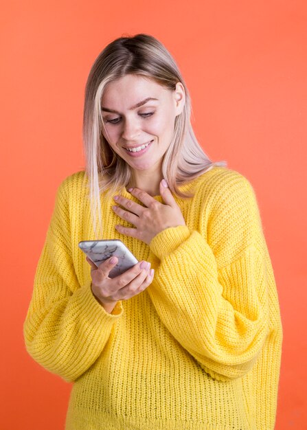 Adorable dame regarde téléphone