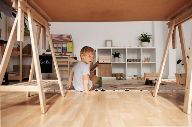 Adorable enfant jouant avec un jouet plein coup