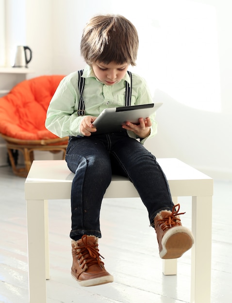 Adorable enfant jouant avec un smartphone