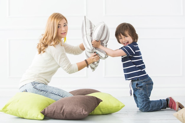 Adorable enfant avec mère jouant