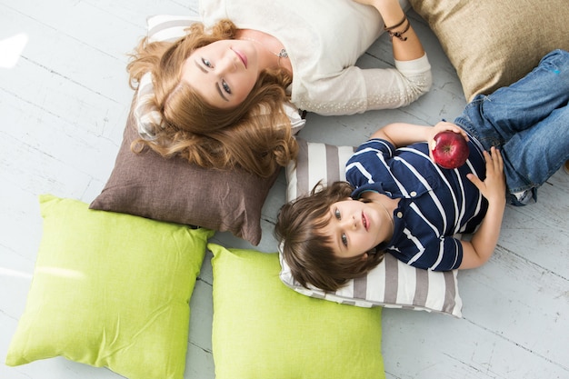 Adorable enfant avec mère mange une pomme