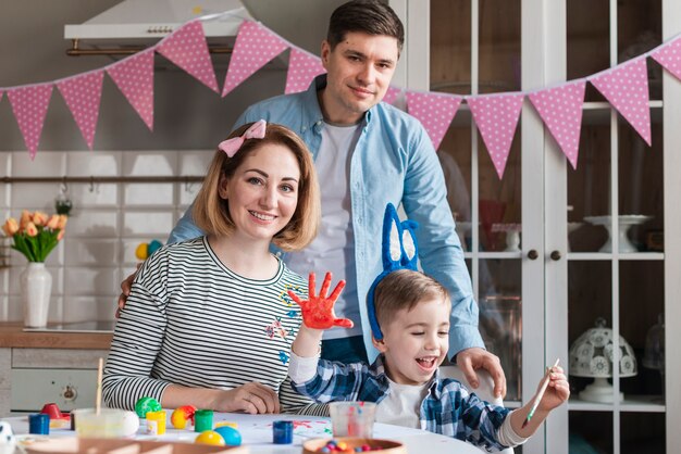 Adorable enfant avec mère et père posant