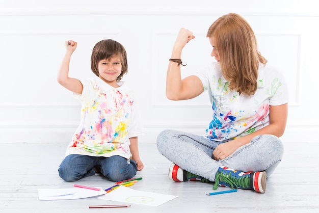 Adorable enfant avec mère