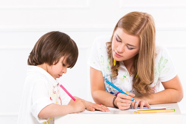 Adorable enfant avec mère