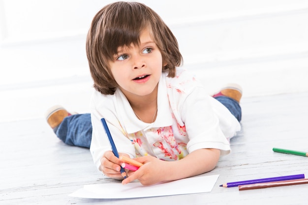 Adorable enfant sur le sol