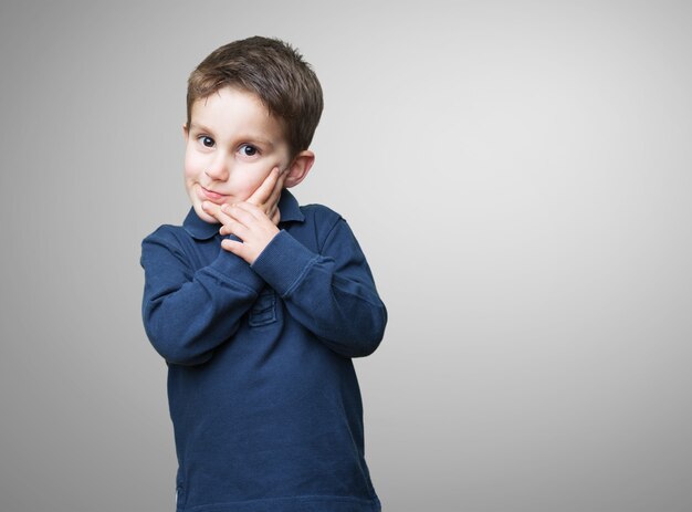 Adorable enfant de toucher sa joue