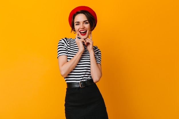 Adorable femme aux cheveux courts posant en béret français