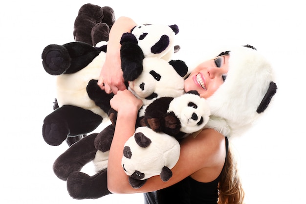 Adorable femme avec beaucoup de pandas en peluche