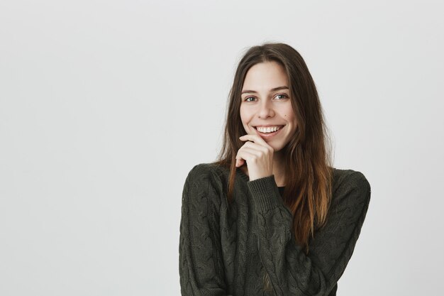 Adorable, femme romantique flirter et rire à la caméra, souriant heureux