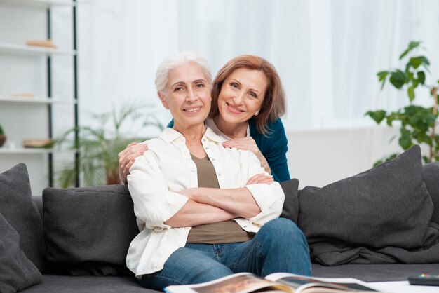 Adorable femme senior souriante