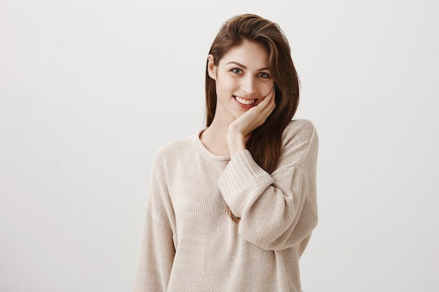 Adorable femme souriante à la flattée et ravie, recevoir un cadeau heureux