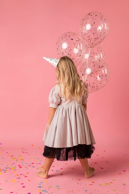 Photo gratuite adorable fille avec costume et chapeau de fête