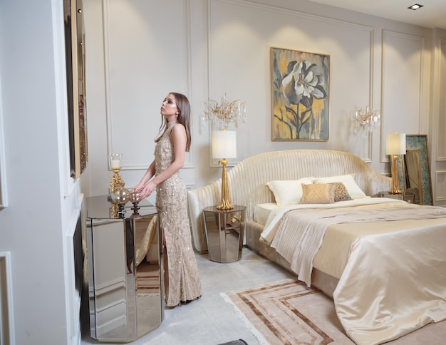 Adorable fille debout sur un regardant le miroir dans la chambre