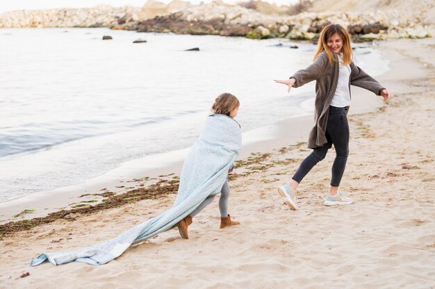 Adorable fille et mère appréciant l'extérieur