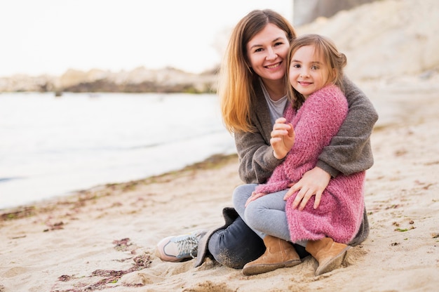 Adorable fille et mère à l'extérieur