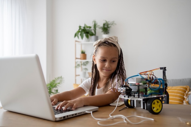 Adorable fille passionnée de robotique