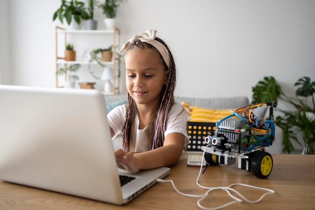 Adorable Fille Passionnée De Robotique