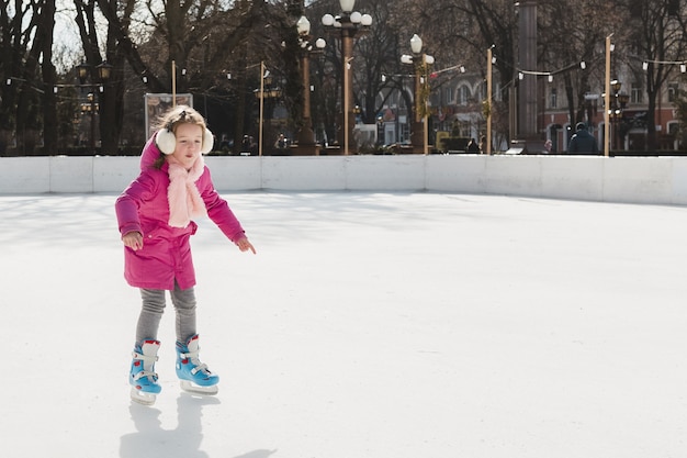 Adorable fille patinage sur glace en plein air