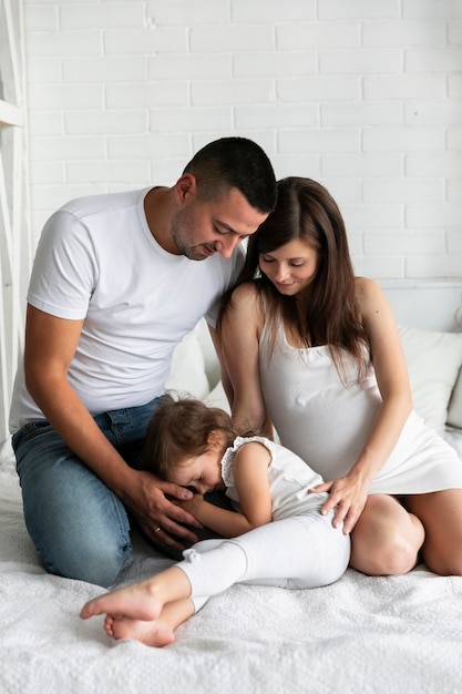 Adorable fille qui passe du temps avec ses parents