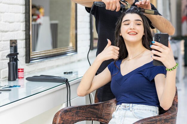 Adorable fille souriante et geste du pouce vers le haut Photo de haute qualité