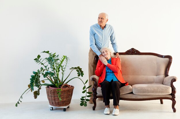 Adorable homme senior et femme amoureuse