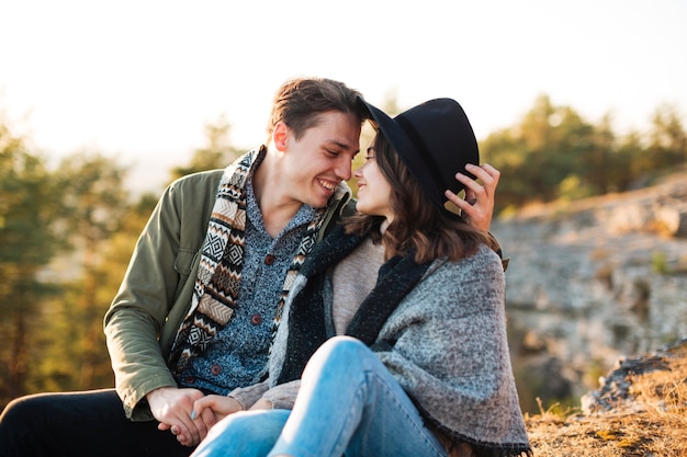 Adorable jeune couple amoureux en plein air