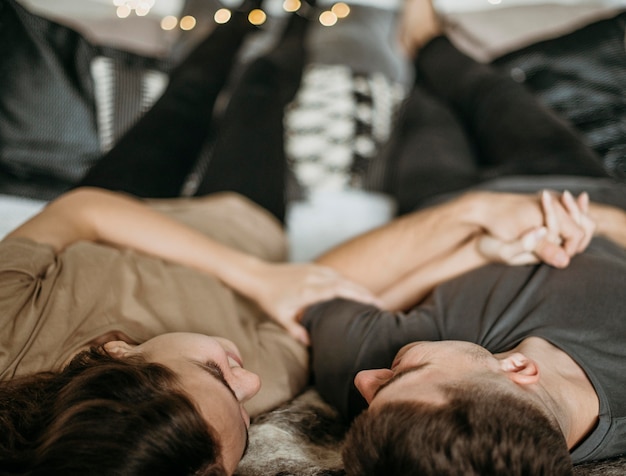 Adorable jeune couple amoureux