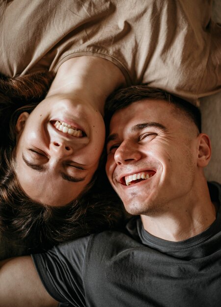 Adorable jeune couple amoureux