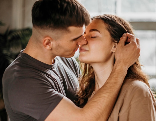 Adorable jeune couple amoureux