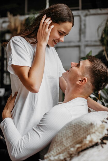 Adorable jeune couple amoureux