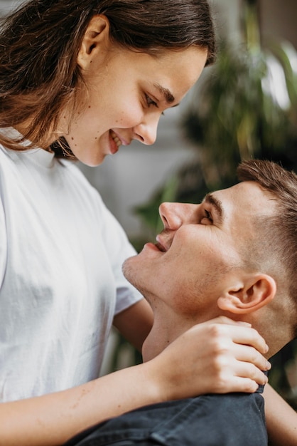 Adorable jeune couple amoureux