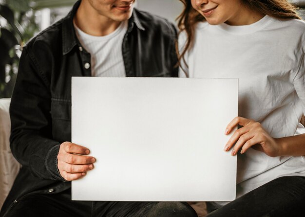 Adorable jeune couple amoureux