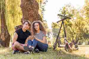 Photo gratuite adorable jeune couple de détente en plein air