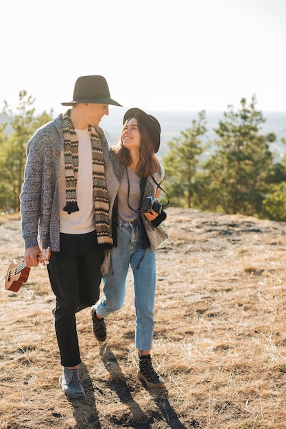 Adorable jeune couple en plein air