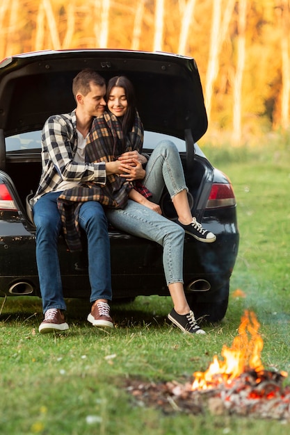 Photo gratuite adorable jeune couple profitant du temps dans la nature