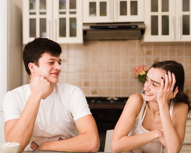 Adorable jeune couple se regardant