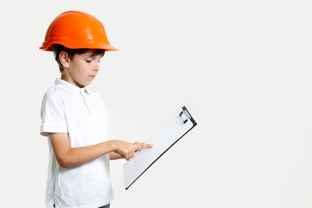 Photo gratuite adorable jeune enfant avec un casque de sécurité