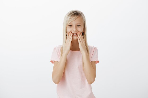 Adorable jeune enfant souriant, réagit impressionné et heureux